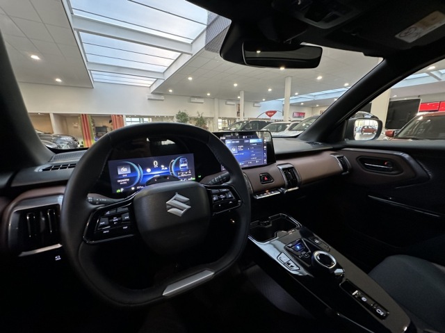 SUZUKI OVERIGE 61 kWh Style [ NU BIJ ONS IN DE SHOWROOM I 10 JAAR GARANTIE ], Wiegerinck B.V., Hengelo