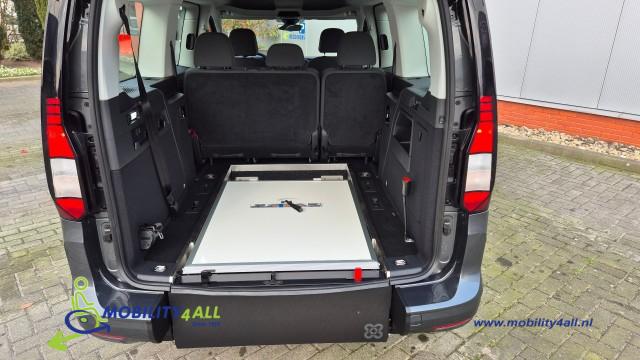 Rolstoelauto uit voorraad rijden ?