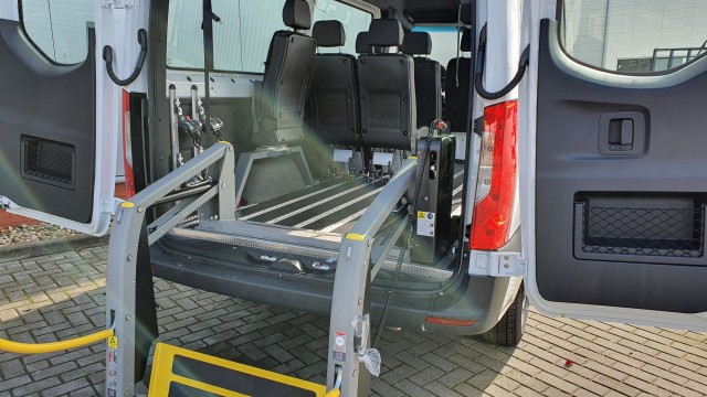MERCEDES-BENZ SPRINTER Rolstoelbus 9-PERSOONS