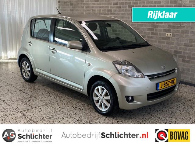 DAIHATSU SIRION 1.3 Supreme Airco/LM-velgen/El-Ramen/All-Seasonbanden/AUX, Autobedrijf Schlichter, Hengelo