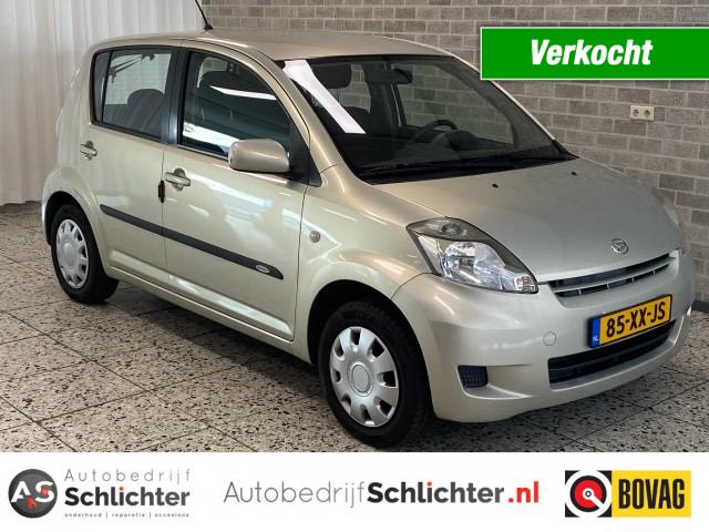 DAIHATSU SIRION 1.0 Premium Trekhaak/El. ramen/ C.V./All-Season banden, Autobedrijf Schlichter, Hengelo