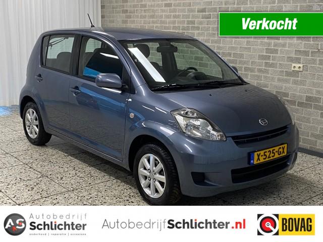 DAIHATSU SIRION 1.3 Supreme Airco/LM-velgen/El-Ramen/All-Seasonbanden/AUX, Autobedrijf Schlichter, Hengelo