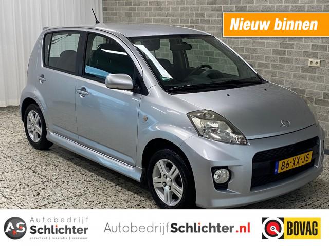 DAIHATSU SIRION 1.3 Sport Trekhaak/Airco/LM-velgen/C.V./Mistlampen/Achter spoile, Autobedrijf Schlichter, Hengelo