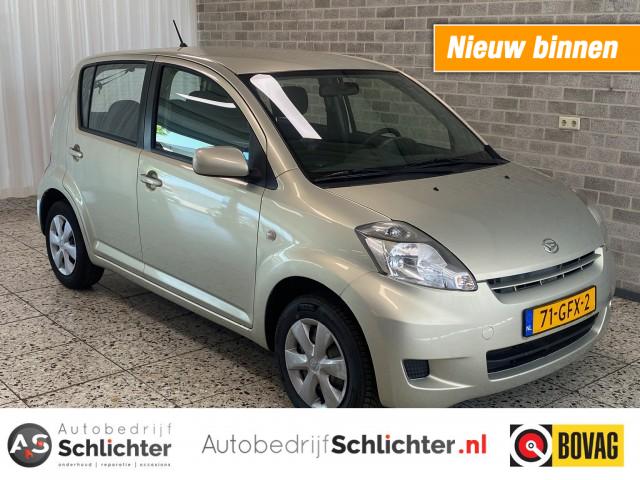 DAIHATSU SIRION 1.0 Premium El. ramen/ C.V./Radio-CD/ Slechts 63.500 KM ! !, Autobedrijf Schlichter, Hengelo