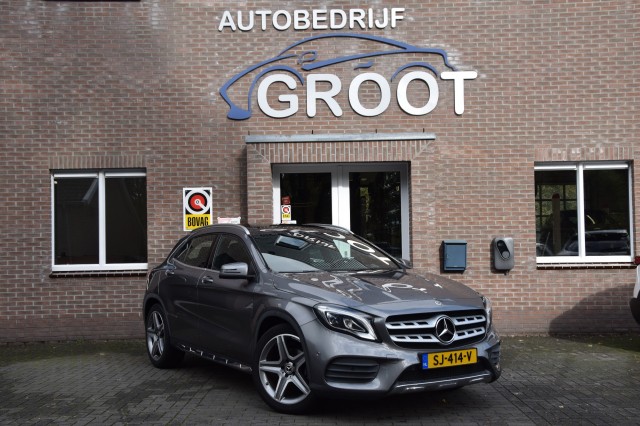 MERCEDES-BENZ GLA-KLASSE 180 Business Solution AMG! CAMERA/PANO.DAK/ALCANTARA , Autobedrijf C. Groot B.V., De Heurne