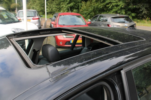 BMW 3-SERIE 325I 218pk High Executive automaat leer/ECC/navi/schuifdak handelsprijs, Autobedrijf Roetert, Loenen