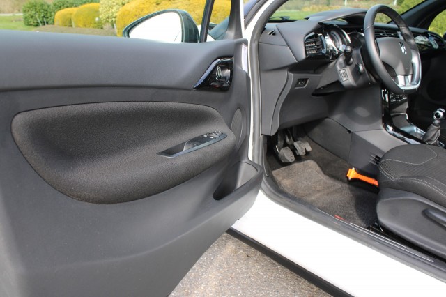 CITROEN DS3 1.6 E-HDI 92pk So Chic ECC/cruise/navi/PDC/trekhaak 1e eigenaar, Autobedrijf Roetert, Loenen