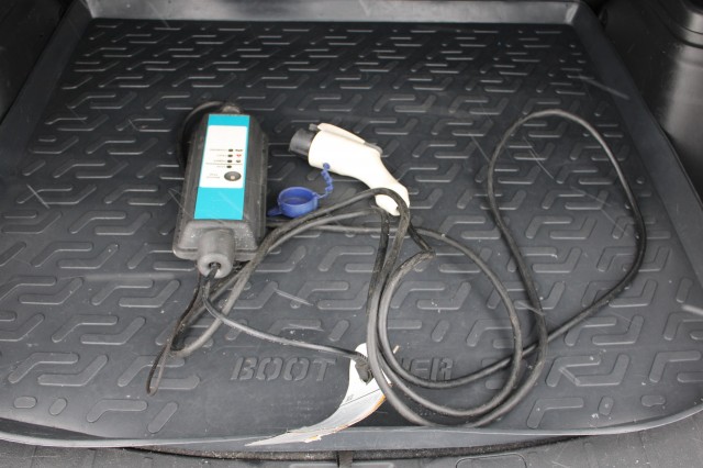 MITSUBISHI OUTLANDER 2.0PHEV 203pk Instyle automaat 4WD/leer/ECC/cruise/navi/schuifdak/standkachel/trekhaak, Autobedrijf Roetert