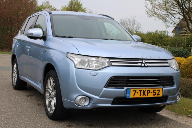MITSUBISHI OUTLANDER 2.0PHEV 203pk Instyle automaat 4WD/leer/ECC/cruise/navi/schuifdak/standkachel/trekhaak, Autobedrijf Roetert