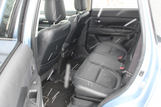 MITSUBISHI OUTLANDER 2.0PHEV 203pk Instyle automaat 4WD/leer/ECC/cruise/navi/schuifdak/standkachel/trekhaak, Autobedrijf Roetert