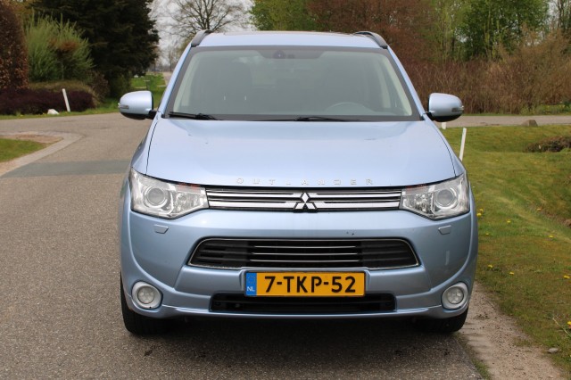 MITSUBISHI OUTLANDER 2.0PHEV 203pk Instyle automaat 4WD/leer/ECC/cruise/navi/schuifdak/standkachel/trekhaak, Autobedrijf Roetert