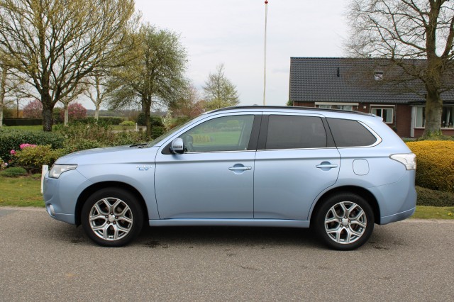 MITSUBISHI OUTLANDER 2.0PHEV 203pk Instyle automaat 4WD/leer/ECC/cruise/navi/schuifdak/standkachel/trekhaak, Autobedrijf Roetert