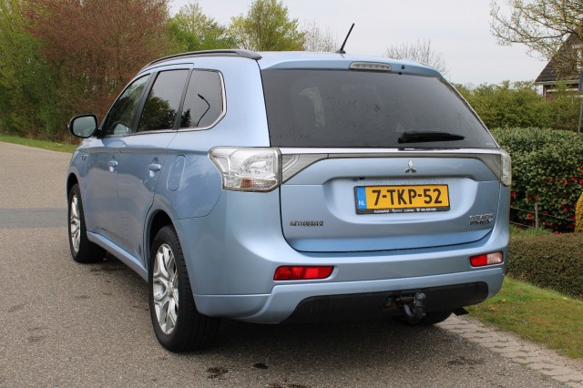 MITSUBISHI OUTLANDER 2.0PHEV 203pk Instyle automaat 4WD/leer/ECC/cruise/navi/schuifdak/standkachel/trekhaak, Autobedrijf Roetert