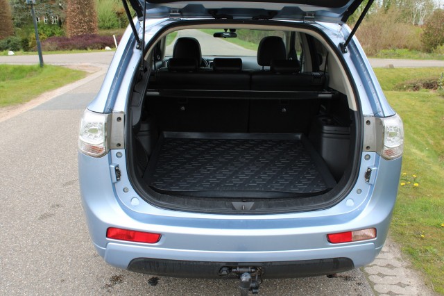 MITSUBISHI OUTLANDER 2.0PHEV 203pk Instyle automaat 4WD/leer/ECC/cruise/navi/schuifdak/standkachel/trekhaak, Autobedrijf Roetert