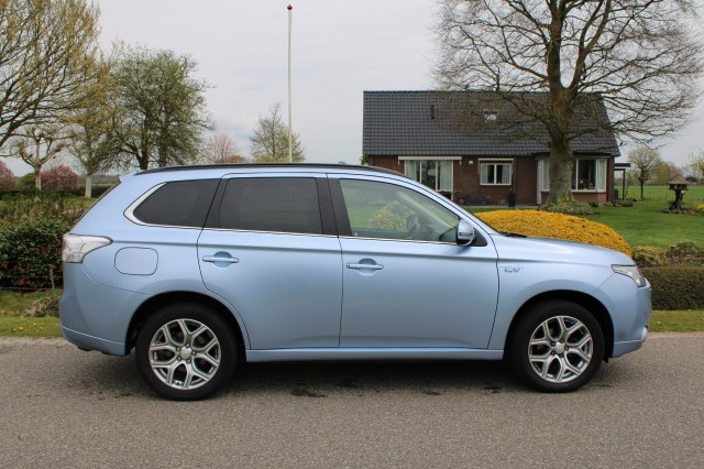 MITSUBISHI OUTLANDER 2.0PHEV 203pk Instyle automaat 4WD/leer/ECC/cruise/navi/schuifdak/standkachel/trekhaak, Autobedrijf Roetert
