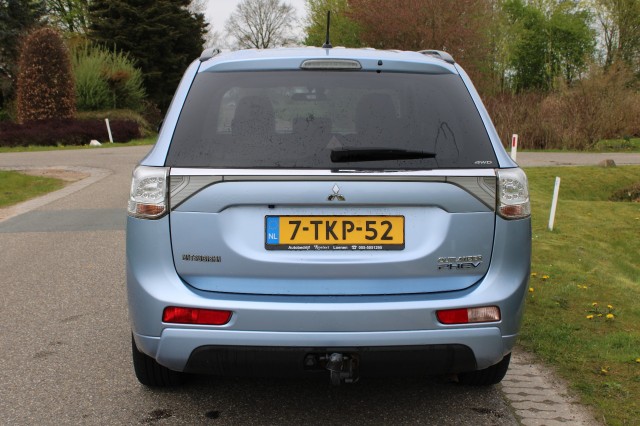 MITSUBISHI OUTLANDER 2.0PHEV 203pk Instyle automaat 4WD/leer/ECC/cruise/navi/schuifdak/standkachel/trekhaak, Autobedrijf Roetert