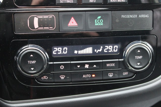 MITSUBISHI OUTLANDER 2.0PHEV 203pk Instyle automaat 4WD/leer/ECC/cruise/navi/schuifdak/standkachel/trekhaak, Autobedrijf Roetert