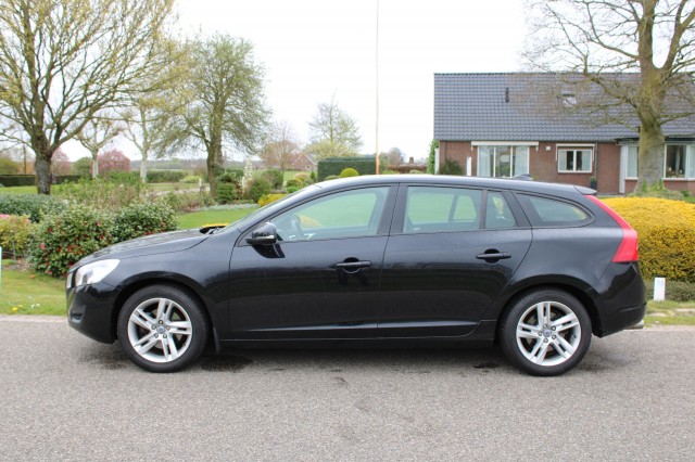 VOLVO V60 1.6 T3 150pk Kinetic ECC/cruise/navi/PDC/trekhaak, Autobedrijf Roetert, Loenen