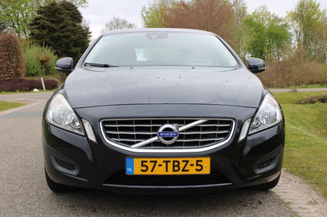 VOLVO V60 1.6 T3 150pk Kinetic ECC/cruise/navi/PDC/trekhaak, Autobedrijf Roetert, Loenen