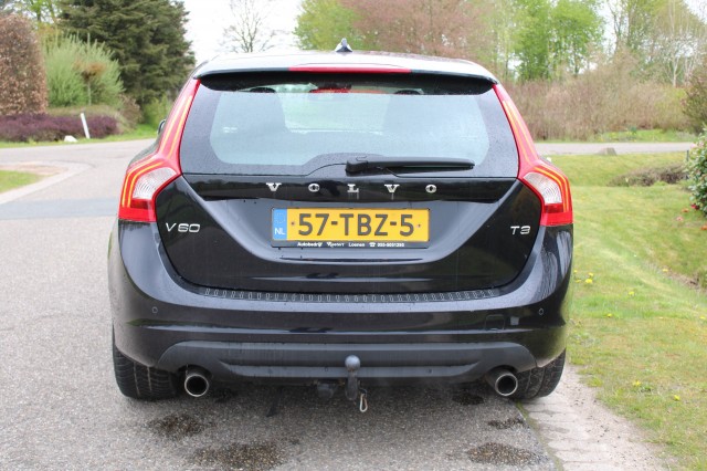 VOLVO V60 1.6 T3 150pk Kinetic ECC/cruise/navi/PDC/trekhaak, Autobedrijf Roetert, Loenen