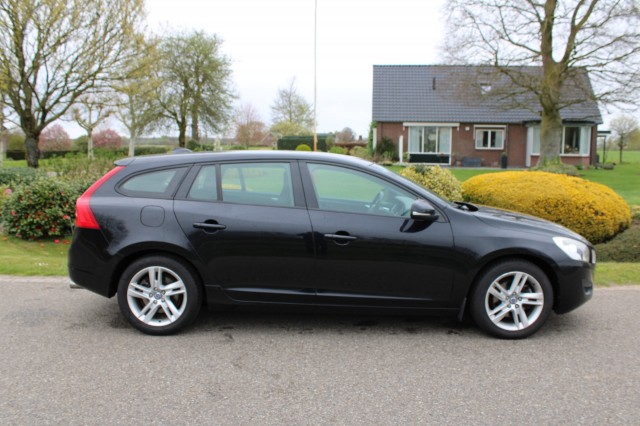 VOLVO V60 1.6 T3 150pk Kinetic ECC/cruise/navi/PDC/trekhaak, Autobedrijf Roetert, Loenen
