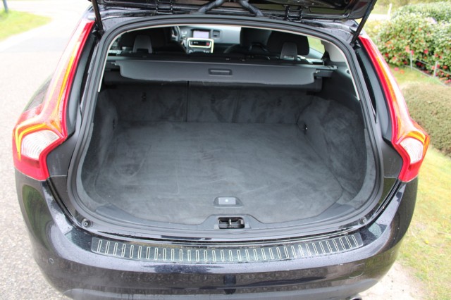 VOLVO V60 1.6 T3 150pk Kinetic ECC/cruise/navi/PDC/trekhaak, Autobedrijf Roetert, Loenen