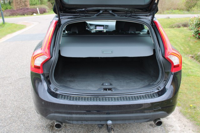 VOLVO V60 1.6 T3 150pk Kinetic ECC/cruise/navi/PDC/trekhaak, Autobedrijf Roetert, Loenen