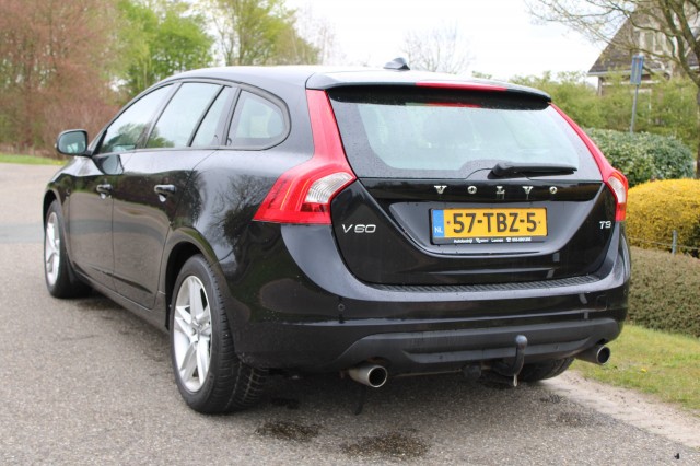 VOLVO V60 1.6 T3 150pk Kinetic ECC/cruise/navi/PDC/trekhaak, Autobedrijf Roetert, Loenen