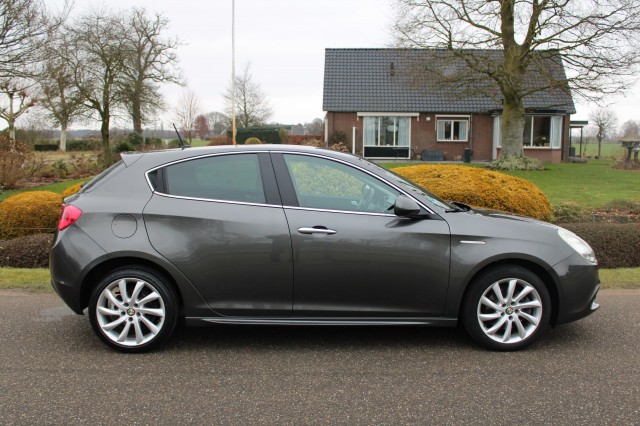 ALFA ROMEO GIULIETTA 1.4 T 170pk Distinctive automaat ECC/cruise/navi/lm velgen, Autobedrijf Roetert, Loenen