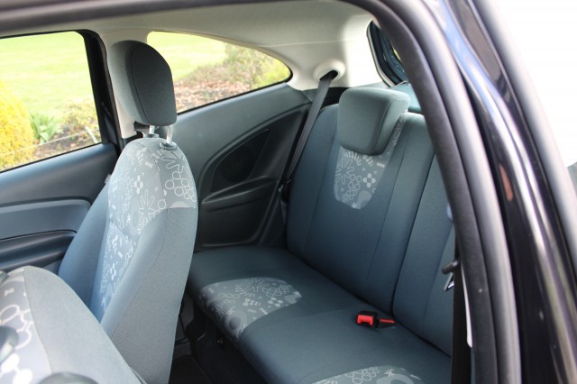 FORD KA 1.2 69pk Cool&Sound airco/elek pakket, Autobedrijf Roetert, Loenen