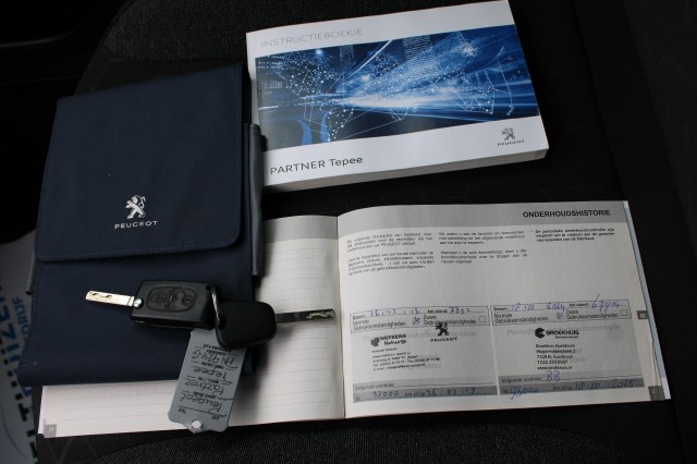 PEUGEOT PARTNER TEPEE 1.2 110pk Puretech Active Airco/Cruise/Navi/Trekhaak, Autobedrijf Roetert, Loenen