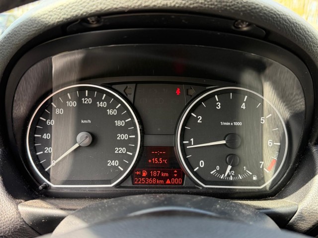 BMW 1-SERIE 118I 143pk Executive ECC/navi/PDC/schuifdak/trekhaak 5-deurs, Autobedrijf Roetert, Loenen