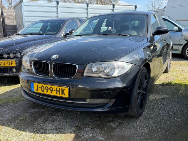BMW 1-SERIE 118I 143pk Executive ECC/navi/PDC/schuifdak/trekhaak 5-deurs, Autobedrijf Roetert, Loenen