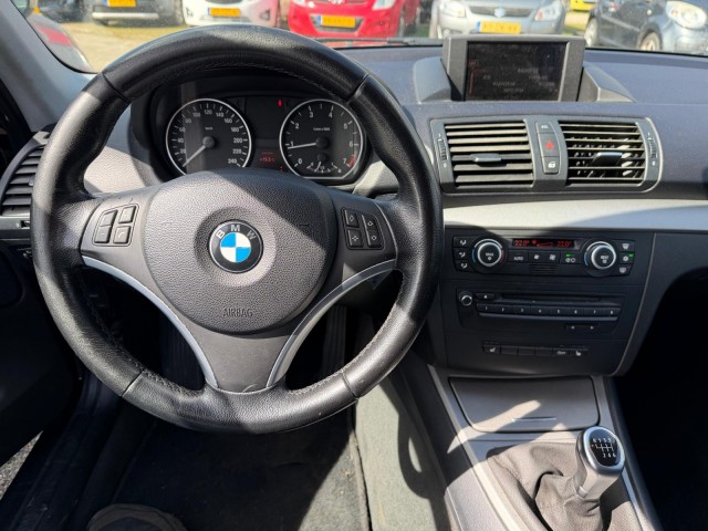 BMW 1-SERIE 118I 143pk Executive ECC/navi/PDC/schuifdak/trekhaak 5-deurs, Autobedrijf Roetert, Loenen