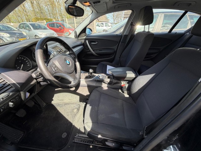 BMW 1-SERIE 118I 143pk Executive ECC/navi/PDC/schuifdak/trekhaak 5-deurs, Autobedrijf Roetert, Loenen