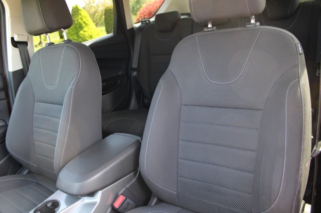 FORD KUGA 1.5 150pk Trend Edition Airco/Cruise/Navi/PDC/Stoelverw/Trekhaak, Autobedrijf Roetert, Loenen