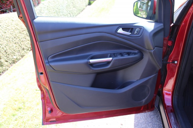 FORD KUGA 1.5 150pk Trend Edition Airco/Cruise/Navi/PDC/Stoelverw/Trekhaak, Autobedrijf Roetert, Loenen