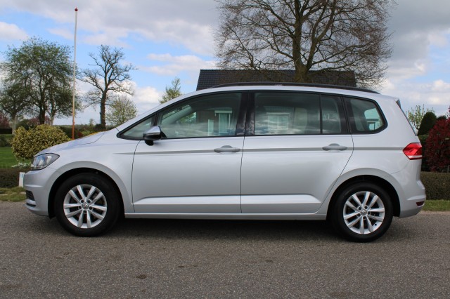 VOLKSWAGEN TOURAN 1.2 TSI 110pk Trendline Airco/Cruise/Trekhaak, Autobedrijf Roetert, Loenen