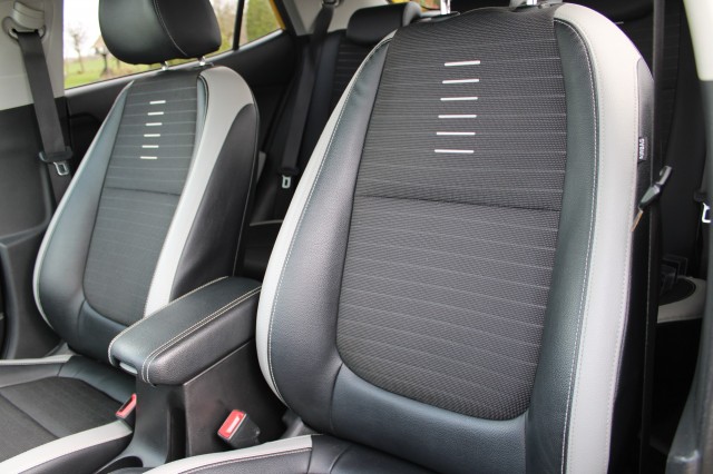 KIA STONIC 1.0 T-GDi 120pk Automaat DynamicLine ECC/Cruise/CarPlay/Android, Autobedrijf Roetert, Loenen