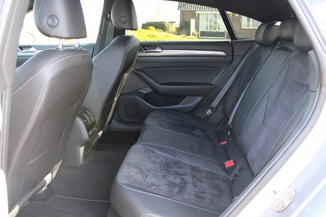 VOLKSWAGEN ARTEON 1.5 TSI Elegance 150pk 4-cilinder ECC/Navi/Cruise/Stoelverw./PDC/Camera, Autobedrijf Roetert, Loenen