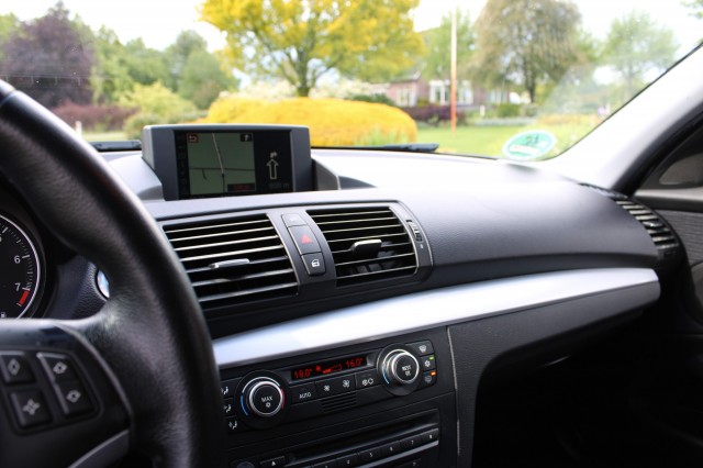 BMW 1-SERIE 120I 2.0i 170pk High Executive automaat ECC/cruise/navi/PDC/lm velgen 5drs, Autobedrijf Roetert, Loenen