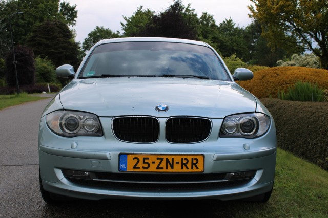 BMW 1-SERIE 120I 2.0i 170pk High Executive automaat ECC/cruise/navi/PDC/lm velgen 5drs, Autobedrijf Roetert, Loenen