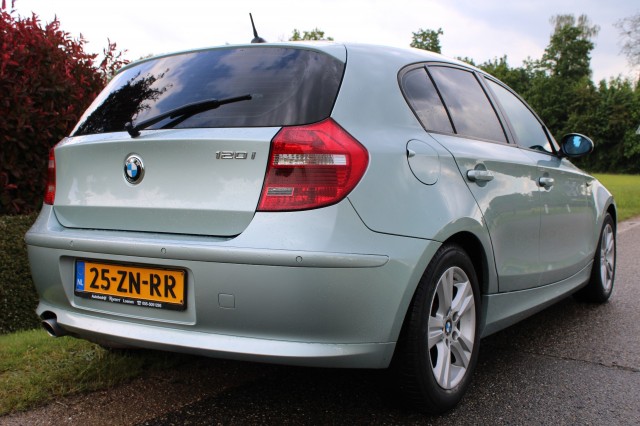 BMW 1-SERIE 120I 2.0i 170pk High Executive automaat ECC/cruise/navi/PDC/lm velgen 5drs, Autobedrijf Roetert, Loenen