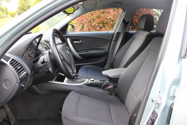 BMW 1-SERIE 120I 2.0i 170pk High Executive automaat ECC/cruise/navi/PDC/lm velgen 5drs, Autobedrijf Roetert, Loenen