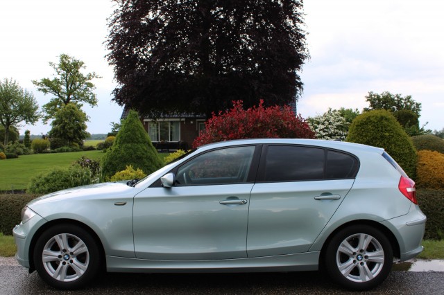 BMW 1-SERIE 120I 2.0i 170pk High Executive automaat ECC/cruise/navi/PDC/lm velgen 5drs, Autobedrijf Roetert, Loenen