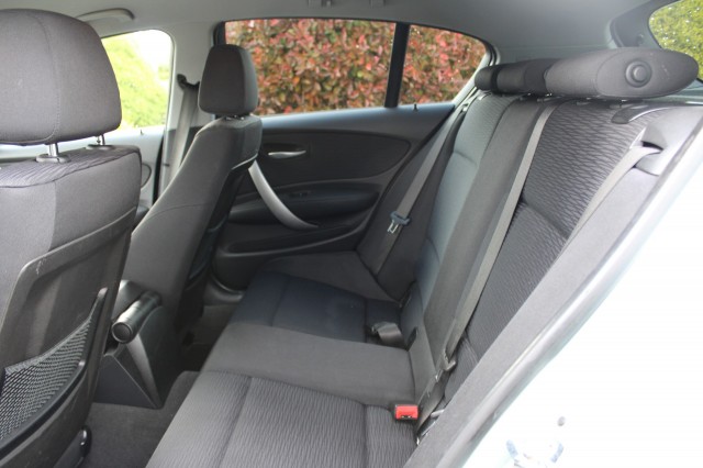 BMW 1-SERIE 120I 2.0i 170pk High Executive automaat ECC/cruise/navi/PDC/lm velgen 5drs, Autobedrijf Roetert, Loenen
