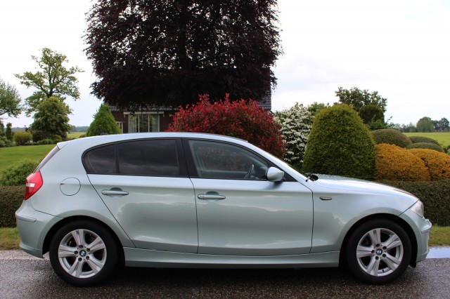 BMW 1-SERIE 120I 2.0i 170pk High Executive automaat ECC/cruise/navi/PDC/lm velgen 5drs, Autobedrijf Roetert, Loenen