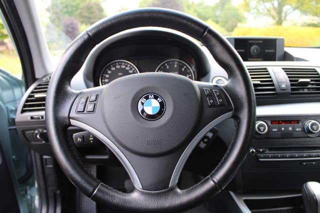 BMW 1-SERIE 120I 2.0i 170pk High Executive automaat ECC/cruise/navi/PDC/lm velgen 5drs, Autobedrijf Roetert, Loenen