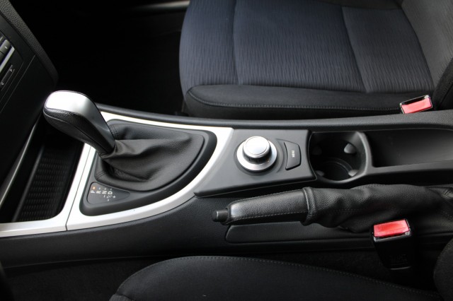 BMW 1-SERIE 120I 2.0i 170pk High Executive automaat ECC/cruise/navi/PDC/lm velgen 5drs, Autobedrijf Roetert, Loenen