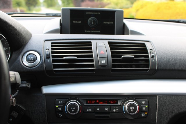 BMW 1-SERIE 120I 2.0i 170pk High Executive automaat ECC/cruise/navi/PDC/lm velgen 5drs, Autobedrijf Roetert, Loenen